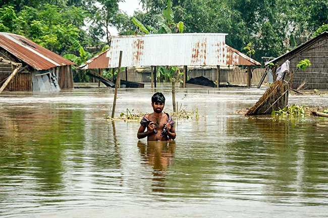 গ্রাম তিন ফুট পানির নীচে