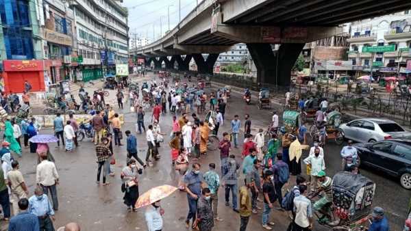 চট্টগ্রাম গণপরিবহন শূন্য সড়কে রিকশার দাপট, বাড়তি ভাড়ায় জনদুর্ভোগ