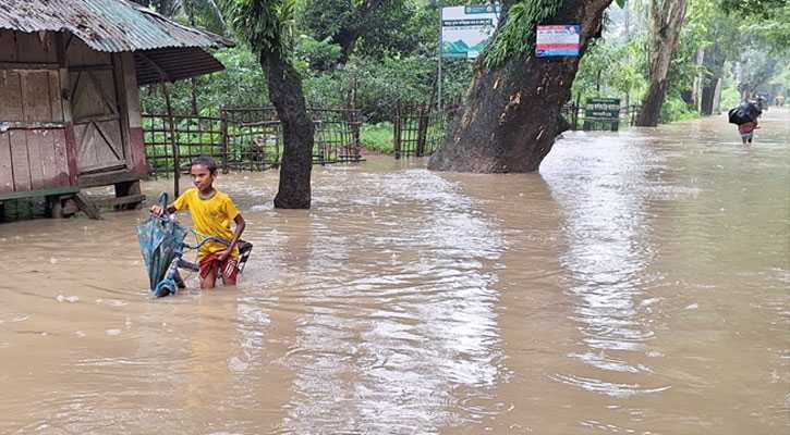 কক্সবাজারে বন্যা, পানিবন্দি দুই লাখ মানুষ